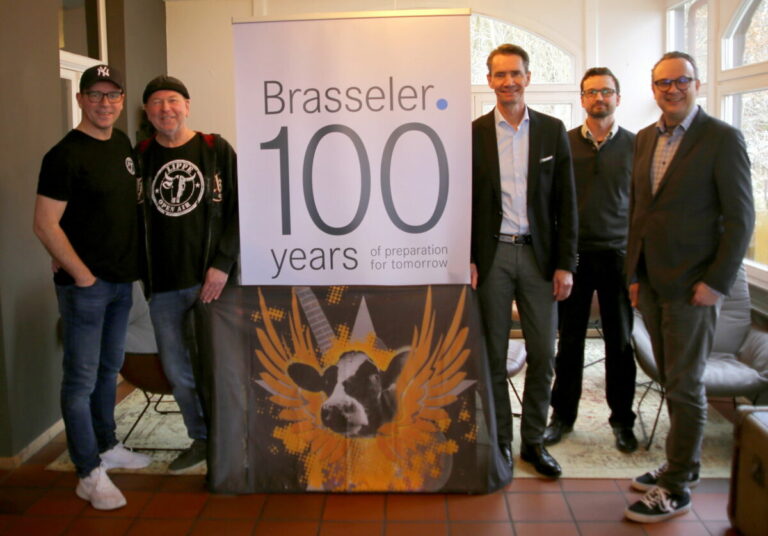 Freuen sich gemeinsam auf Lippe Open Air 2023: (v.l.) Michael Nolting, Andreas Kramp, Klaus Rübesamen (Gf. Gebr. Brasseler), Alexander von Leffern (Forst Lemgo), Markus Baier (Bgm. Lemgo). Foto: Petra Kretschmer