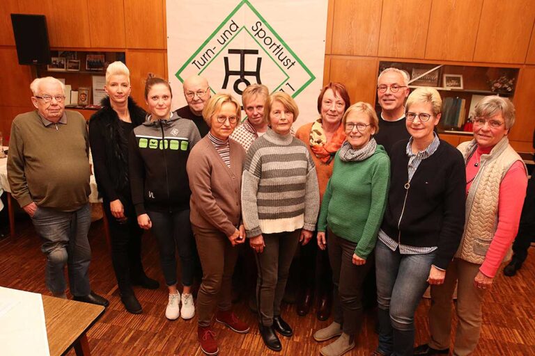 Die Jubilare in der TuS Helpup (von links): Karl-Heinz Haase, Stefanie Quabus, Vanessa Langer, Georg Bergmann, Kerstin Kaiser, Hildegard Hasenjäger, Marianne Otto, Evelin Stuckmann, Jutta Blanke-Szewczyk, Vorsitzender Dirk Palmowski, Petra Kespohl und Ingrid Hoffmann.