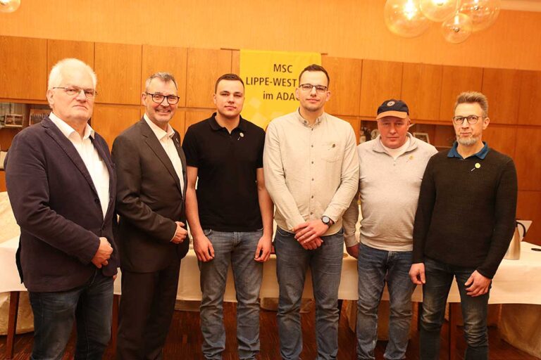 Der Vorsitzende Kai Balster (links) ehrte die langjährigen Mitglieder Robert Pairan, Luca Siekmann, Timo Siekmann, Volker Siekmann und Sascha Wiemann (von links).