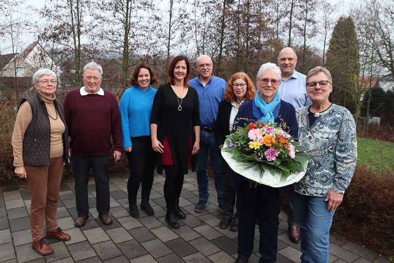 Ulrike tom Suden (mit Blumen) sowie der Vorstand des Partnerschaftsvereins (von links): Margarethe von Bieberstein, Wilfrid Müller, Lisa Möller, Eleni Konstantinidis, Fritz Brokbartold, Renate Kantim, Stefan Diestelhorst und Heike Kortekamp. Fotos: kd