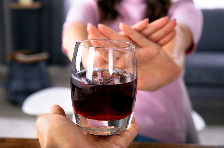 Anstieg der Ausfalltage wegen Alkoholkonsums im Kreis Lippe. In 2022 gingen
8.143 Arbeitstage bei AOK-Versicherten verloren. Das sind 59 Prozent mehr als noch in 2021. Foto: AOK/hfr.