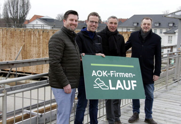 Startklar für den 13. AOK-Firmenlauf Lippe am 12. Mai: (v.l.) Matthias Wehmhöner (AOK-Serviceregionsleiter), Bernd Weber (Veranstalter vom Laufladen Endspurt) Dirk Tolkemitt (Bürgermeister der Stadt Bad Salzuflen) und Oliver Siekmann (Stadtmarketing Stadt Bad Salzuflen). Foto: AOK/hfr