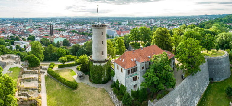 Die Sparrenburg bietet einen fantastischen Blick auf die Stadt und den Teutoburger Wald. Ab 1. April bis Ende Oktober sind der Turm und die Kasematten, das unterirdische Gangsystem, wieder geöffnet.
Bildnachweis: Teutoburger Wald Tourismus/ D. Ketz