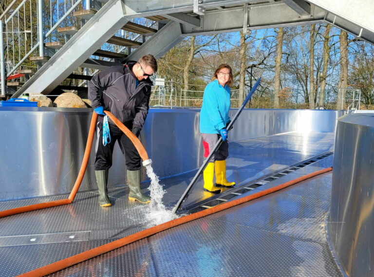 Sören Bertram und Kerstin Busse-Heling bereiten die Becken im Bega Bad vor. Foto: Stadtwerke Bad Salzuflen
