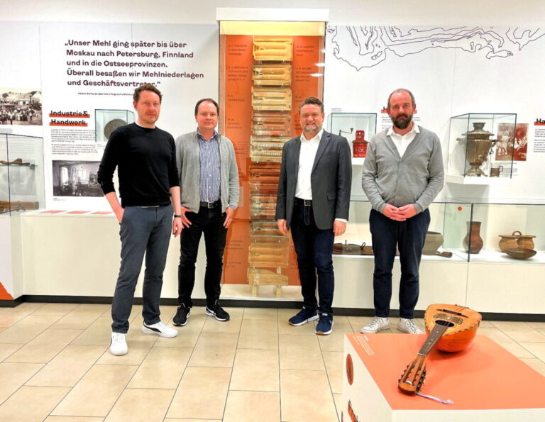 Von links: Edwin Warkentin (Leiter des Kulturreferats für Russlanddeutsche), Wolodymyr Leysle (Vorsitzender des Rates der Deutschen aus der Ukraine), Peter Dück (Vorsitzender des Museums für russlanddeutsche Kulturgeschichte und Geschäftsführer beim Christlichen Schulverein Lippe e.V.) und Kornelius Ens (Leiter des Museums für russlanddeutsche Kulturgeschichte). Foto: Privat