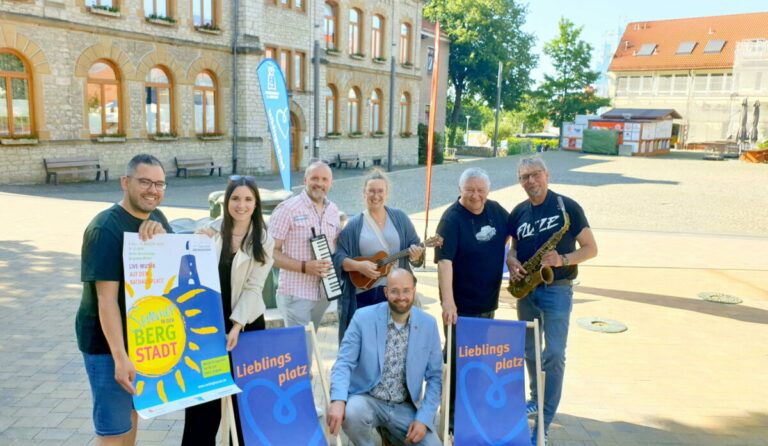 Akteure der Veranstaltung begrüßen den Sommer auf dem Rathausplatz: (v.l.) Patrick Piecha und Kathrin Zimmermann (beide Oerlinghausen Marketing), Tim Möller und Steffi Clarke (beide Straigt2Soul), Jörg Czyborra, Tiko Hölz und (kniend) Michael Benneker (Stadtwerke Oerlinghausen) Foto: Oerlinghausen Marketing