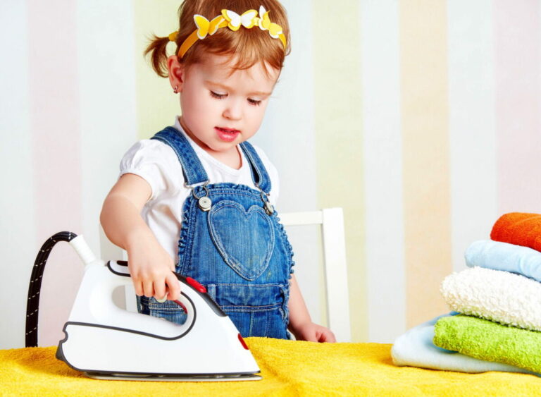 Anlässlich des Kindersicherheitstages am 10. Juni warnt die AOK NordWest vor Gefahren für Kleinkinder in den eigenen vier Wänden. Foto: AOK/hfr.
