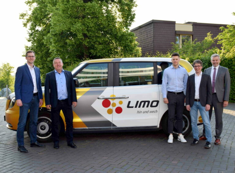 Lages Bürgermeister Matthias Kalkreuter, Landrat Dr. Axel Lehmann, Dennis Brinkmann (KVG Lippe), Leopoldshöhes Bürgermeister Martin Hoffmann und Oerlinghausens Bürgermeister Dirk Becker (v.l.) freuen sich auf die Ausweitung des „Limo“-Angebotes. Foto: Kreis Lippe