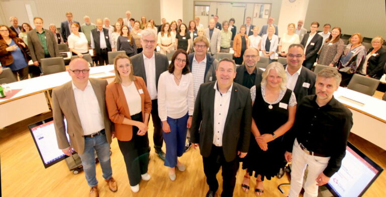 (v.l.) Dirk Menzel (Lippe Bildung), Nora Wieners (Netzwerk Lippe), Moderator Albrecht Pförtner (conceptGT), Dr. Claudia Böhm-Casper (Kreis Lippe), Günter Weigel (LTM), Landrat Dr. Axel Lehmann, Rainer Radler (Arbeitsagentur Detmold), Dr. Anja Mai (Kreis Lippe), André Reinisch (IHK Lippe zu Detmold) und Autor Stefan Dietz freuen sich mit den anderen Expertinnen und Experten über einen gelungenen Zukunftsdialog. Foto: Kreis Lippe