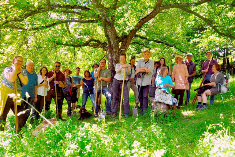 Großes Engagement. Hochmotiviert und mit Leidenschaft waren die 20 frisch 
gebackenen Obstwiesenpfleger während der sechsmonatigen Fortbildung dabei. Sie 
verstärken jetzt das Netzwerk „Streuobstwiese“ in Lippe. Fotoquelle: Umweltstiftung Lippe