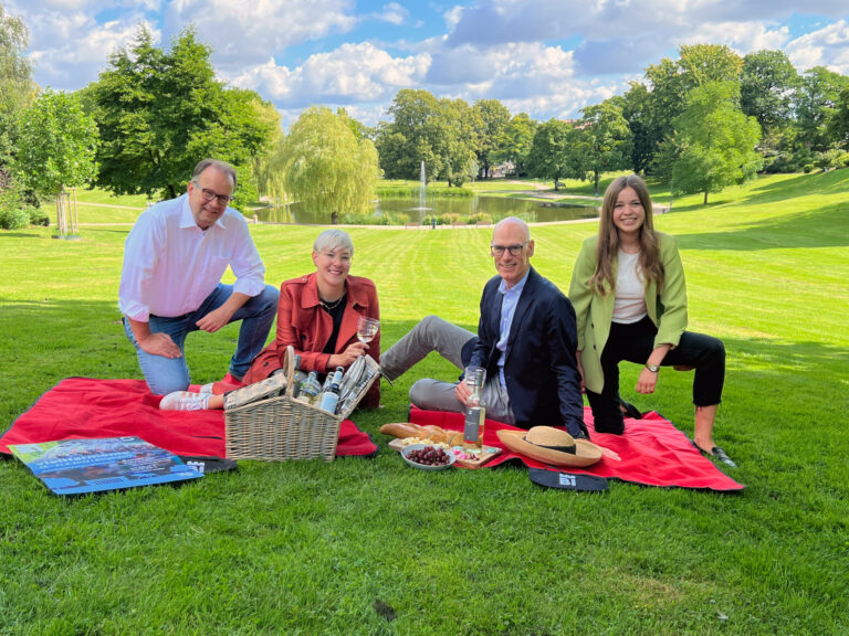 (v. l.) Martin Knabenreich, Katharina Schilberg (beide Bielefeld Marketing) und Rainer Müller (Stadtwerke Bielefeld) 
beim Probe-Picknick im Bürgerpark.
Foto: Bielefeld Marketing