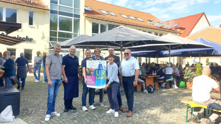 Von links: Bürgermeister Dirk Becker, Wilfried Oberschelp (BergStadtGarten), Patrick Piecha (1. Vorsitzender Oerlinghausen Marketing) Günter Weigel (Kreis Lippe und Lippe Tourismus & Marketing GmbH), Oliver Begemann (Sparkasse Lemgo), Tanja Feg (Oerlinghausen Marketing) und Stefan Güttler (Oerlinghausen Marketing) freuen sich auf das dritte UrLand-Fest in der Bergstadt. Foto: privat