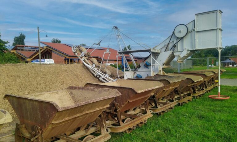 Der alte Eimerkettenbagger am Eingang des Museums schaufelt eine Tonne Lehm in 15 Minuten in die Loren.
Foto: LWL/Ulrich