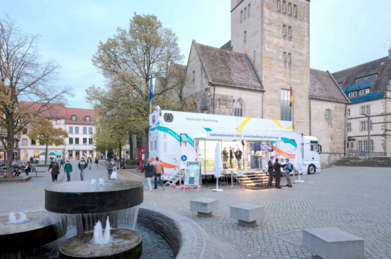 Hier ist das Infomobil beispielsweise zu Gast in Hameln. Foto: Deutscher Bundestag / Archiv Axel Hartmann