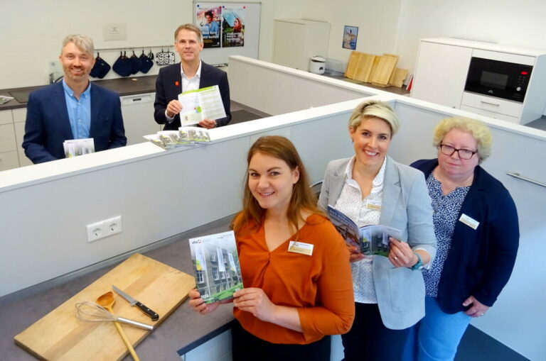 Die Volkshochschule Bad Salzuflen startet das neue Semesterprogramm mit dem „Tag der Offenen Tür“. Darauf freuen sich Désirée Solle (VHS-Leitung, vorne Mitte) mit Anika Humme (stellv. VHS-Leitung, vorne links) und Ulrike Hördemann (Verwaltung, vorne rechts) sowie die Sponsorenpartner Johannes Dittmar (Stadtwerken Bad Salzuflen, hinten links) und Christoph Vieregge (Sparkasse Lemgo, hinten rechts). © VHS Bad Salzuflen