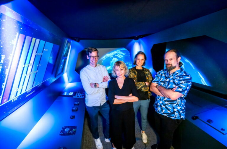 „Im Cockpit: (v.r.) Dr. Matthias Schmidt-Rubart (Universität Bielefeld), Prof. Claudia Rohrmoser (Hochschule Bielefeld), Milla Lifke (Wissenswerkstadt Bielefeld) und Matthias Boerger (Volksbank Bielefeld-Gütersloh).“
Foto: Wissenswerkstadt/ Sarah Jonek