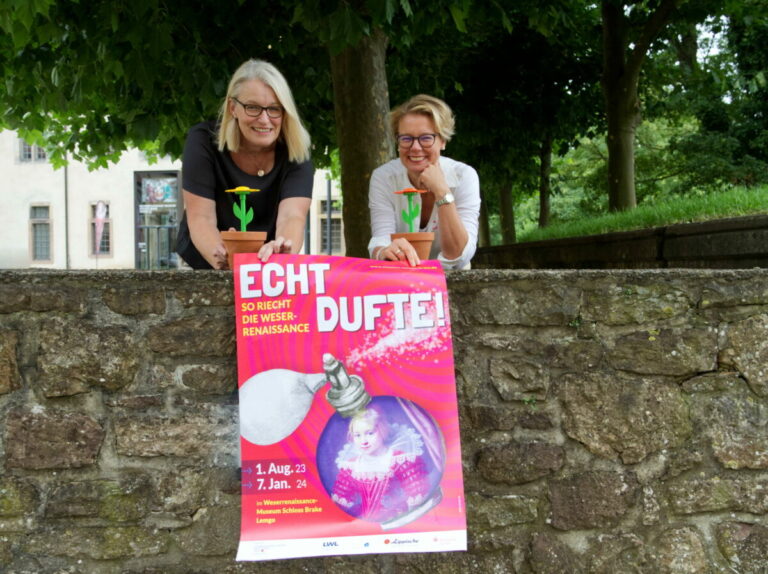Die Museumspädagogin Dr. Susanne Hilker (links) und Silvia Herrmann, kommissarische Standortleiterin des Weserrenaissance-Museums Schloss Brake, laden alle feinen Näschen zu einer spannenden Entdeckungstour durch die Dauerausstellung ein. Foto: Landesverband Lippe