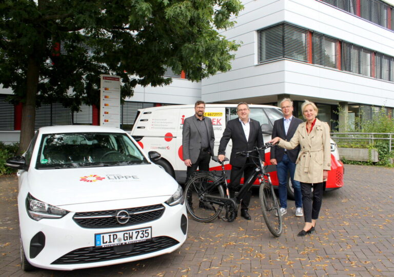 Landrat Dr. Axel Lehmann (2. von links), Achim Oberwöhrmeier (links); Geschäftsführer der Kommunalen Verkehrsgesellschaft Lippe (KVG); Thomas Hilker (2. von rechts), stellvertretender Leiter des Eigenbetriebs Straßen und Dr. Ute Röder (rechts), Verwaltungsvorständin präsentieren die klimafreundlichen Fahrzeuge des Kreises. Mit E-Dienstwagen und Pedelecs können die Mitarbeitenden des Kreises zu Terminen fahren. Der ID-Buzz dient als Infomobil zur Auskunft über Fahrpläne, Ticketpreise und andere Fragen rund um das Thema ÖPNV in Lippe. Foto: Kreis Lippe
