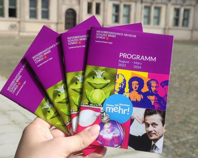 Äußerst ansprechend, interessant und vielseitig kommt das neue Programmheft des Weserrenaissance-Museums Schloss Brake daher. Auf 36 Seiten findet man jede Menge Ausstellungen, Konzerte, Kindertheater, Schauspiel, Lesungen und mehr für die bevorstehende Herbst-Winter-Saison. Foto: Weserrenaissance-Museum Schloss Brake