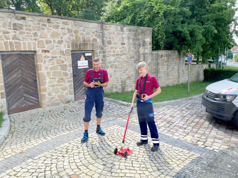Mitarbeiter der Stadtwerke Bad Salzuflen überprüfen das Erdgasnetz. Foto: Stadtwerke Bad Salzuflen