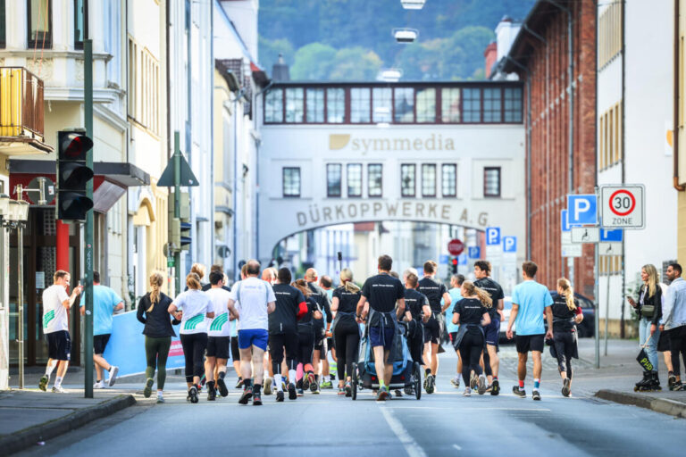Seit der Neuausrichtung des „Stadtwerke run & roll City“ im vergangenen Jahr führen die neuen Laufstrecken rund um Bielefelds Altstadt.
Foto: Bielefeld Marketing/ Sarah Jonek
