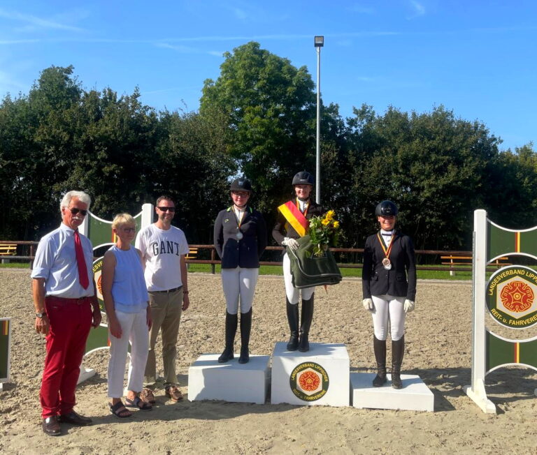 Lippische Meisterinnen auf M-Basis: Siegerin Ann-Theresa Schliephake, Vizemeisterin Marie Rellensmann, und drittplatzierte Hanna Schelhas. Foto: RFV „Lützow“ Schuckenbaum