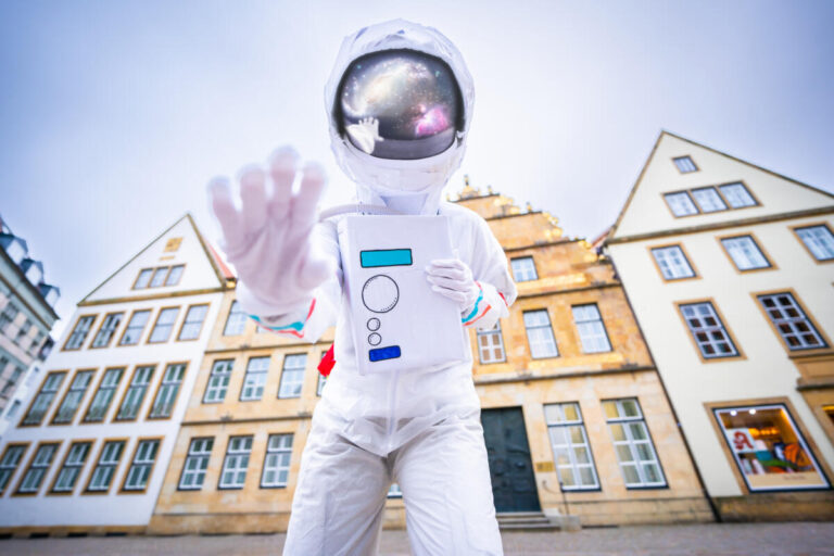 Astronaut: „Von Bielefeld aus das All erforschen: das können Kinder und Jugendliche in den kostenlosen COSMOlabs der Wissenswerkstadt.“
Foto: Bielefeld Marketing/ Wissenswerkstadt