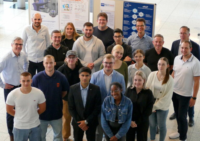 Die Auszubildenden freuen sich mit ihren Betreuerinnen und Betreuern sowie Mitgliedern der Jury über den Projektstart. Foto: IHK