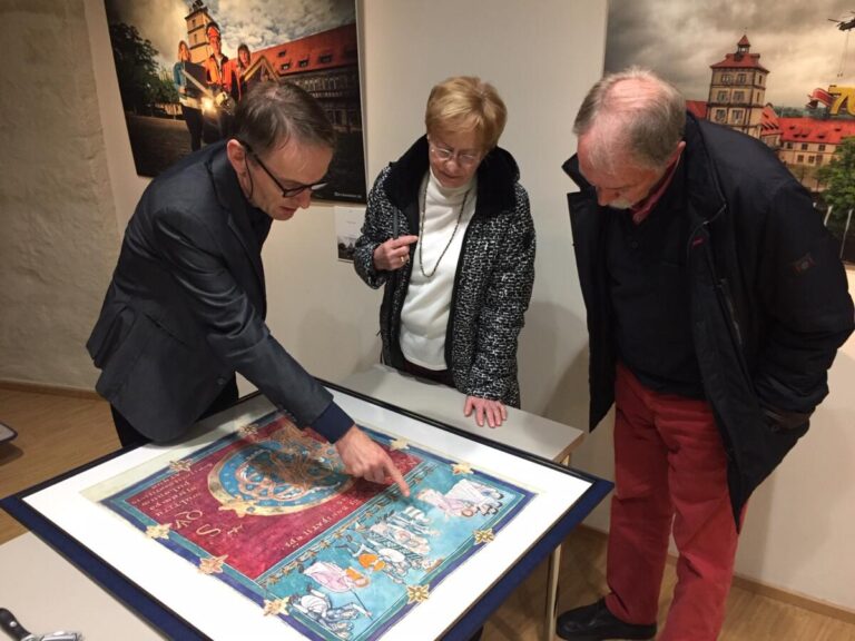 Der Kunsthistoriker Dr. Michael Bischoff (links) nimmt bei der Veranstaltung „Kunst oder Krimskrams“ ein mitgebrachtes Bild genau unter die Lupe. Fotoquelle: WRM Schloß Brake