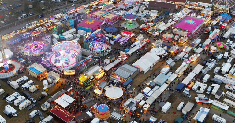 Die Fahrgeschäfte, Buden, Stände und Zelte bieten auf dem Wilbasen-Gelände eine bunte Kulisse und locken viele Besucherinnen und Besucher an. FOTO: KREIS LIPPE