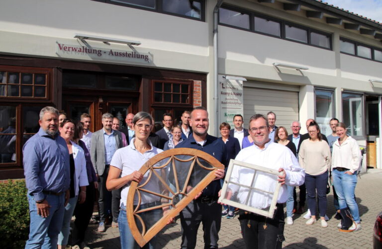 Die Ökoprofit-Teilnehmenden ziehen eine positive Zwischenbilanz. Bei einem Treffen bei der Firma Kramp & Kramp GmbH & Co. KG in Lemgo haben sie sich ausgetauscht. Vorne im Bild stehen Claudia Moormann (links) und Guido Kramp (rechts) von Kramp & Kramp zusammen mit Tobias Priß vom Kreis Lippe (Mitte). Foto: Kreis Lippe