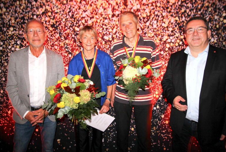 Besondere Auszeichnungen: (v.l.): KSB-Präsident Friedhelm Böger, Katjana Quest-Altrogge (zum 25. Mal mit Gold geehrt), Dr. Rudolf Hüls (zum 10. Mal mit Gold geehrt) und Landrat Dr. Axel Lehmann. Fotoquelle: Kreis Lippe