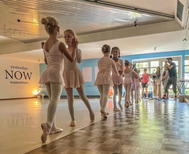 Die Corona-Pandemie war und ist eine prägende und intensive Zeit für Kinder und Jugendliche, die sich nun als „Heldinnen und Helden“ am „Weltkindertag“ musikalisch feiern lassen dürfen. © Musikschule Bad Salzuflen