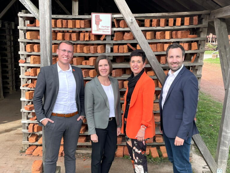 Die Immobilienexperten der Sparkassen in Lippe präsentieren erneut zahlreiche Immobilien-Objekte. Auf viele Besucher im Ziegeleimuseum Lage freuen sich (von links): Norman Wehmeier (Immobilienmakler der Sparkasse Lemgo), Yvonne Möller (Abteilungsleiterin Immobiliencenter der Sparkasse Lemgo), Petra Kotzian (Spezialistin für Wohnimmobilien für den Bereich Lage der S Immobilien GmbH) und Malte Kiel (Spezialist für Wohnimmobilien der S Immobilien GmbH). Fotoquelle: Sparkasse Lemgo