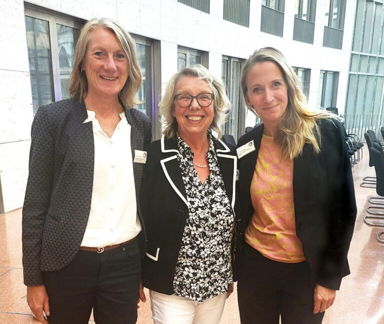 Dr. Bettina Knothe (Koordinatorin Netzwerk Zirkuläre Wertschöpfung Bergisches RheinLand), Birgit Essling (Leiterin der Geschäftsstelle „Lippe zirkulär“) und Dr. Yvonne Hilgers (Projektmanagerin :metabolon, Bergischer Abfallwirtschaftsverband) freuen sich über den gemeinsamen Austausch beim „Runden Tisch“. Foto: Kreis Lippe