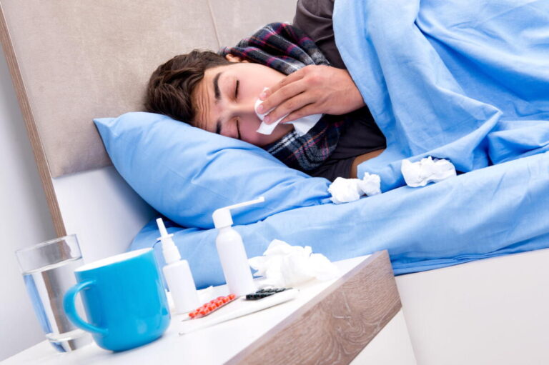 Der Krankenstand ist im Kreis Lippe im ersten Halbjahr 2023 unverändert auf hohem Niveau. Besonders Atemwegserkrankungen sorgen für steigende Fehlzeiten. Foto: AOK/Colourbox/hfr.