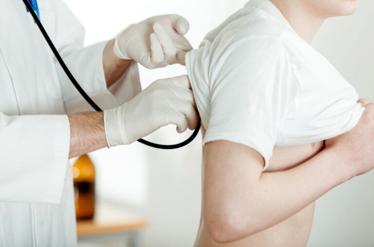 Jugenduntersuchungen leisten einen wichtigen Beitrag zur körperlichen und seelischen Gesundheit. Dabei können auch Haltungsstörungen und chronische Krankheiten frühzeitig erkannt und behandelt werden. Foto: AOK/hfr.