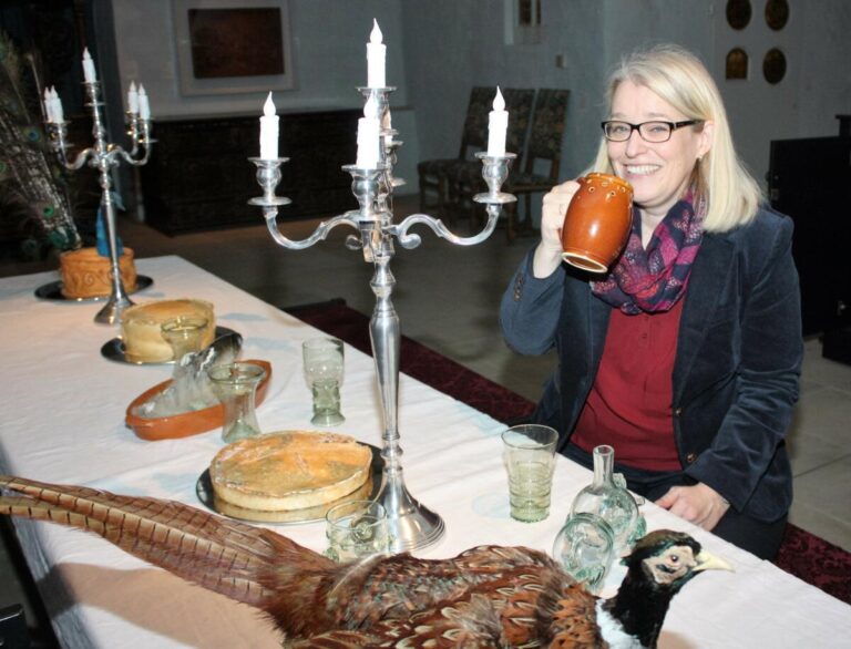 Dr. Susanne Hilker vom Weserrenaissance-Museum Schloss Brake verrät, wie man früher tafelte, tanzte und feierte. Foto: Weserrenaissance-Museum Schloss Brake