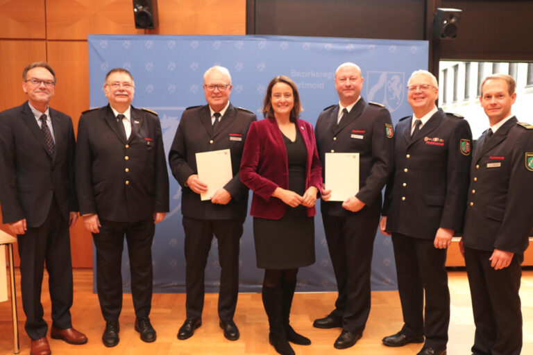 Regierungspräsidentin Anna Katharina Bölling ernannte Elmar Keuter (3.v.l.) zum Bezirksbrandmeister, sein Stellvertreter ist Dietmar Holtkemper (3.v.r.), Michael Kirchhoff (2.v.r.) wurde verabschiedet. Mit ihnen freuten sich (v.l.) Rüdiger Most (Abteilungsleiter Bezirksregierung), Helmut Probst (Inspekteur für Brand- und Katastrophenschutz NRW, Innenministerium) und Philipp Mantel (zuständiger Dezernent bei der Bezirksregierung). Foto: Bezirksregierung Detmold