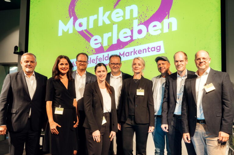 Gastgeber und Vortragende des diesjährigen Markentages: (v. l.) Andreas Engelhardt (Schüco), Kati Bölefahr (Bielefeld Marketing), Henning Meyer (Brandmeyer), Marisa Kotthaus und Martin Knabenreich (beide Bielefeld Marketing), Christiane Koßmann (Dr. Oetker), der Cartoonist Ralf Ruthe, Maximilian Wächter sowie Max Steuernagel (beide Dr. Oetker).
Foto: Bielefeld Marketing GmbH