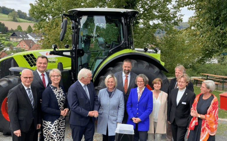 (v.l.) Hubertus Beringmeier, Gerald Dohme (DBV), Susanne Scvhulze-Bockeloh, Bundespräsident Frank-Walter Steinmeier, Marlies Witte (Vorstand Landfrauen Lippe), Dr. Holger Hennies (Viziepräsident des DBV), Ina Scharrenbach, Nicole Podlinski (Vorstand Katholische Landvolkbewegung), Dieter Hagedorn, Pfarrer Thorsten Rosenau (Evangelische Kirche), Bettina Locklair (KLB). Foto: WLV