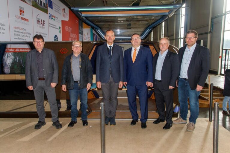 : (v.l.) Horst Fischer, Geschäftsführer der IGA Metropole Ruhr 2027, Norbert Schilff, Bürgermeister der Stadt Dortmund und erster Stellvertreter des Oberbürgermeisters, Prof. Dr. Jürgen Krahl, Präsident TH OWL, Landrat Dr. Axel Lehmann, Prof. Dr.-Ing. Thomas Schulte, MONOCAB-Projektleitung TH OWL, und Prof. Dr. Stefan Witte, TH OWL, freuen sich über die Kooperationsvereinbarung. Foto: IGA / Peter Wehowsky