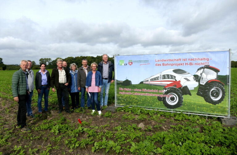 Landwirte aus dem Kreis Herford und aus Bielefeld erregen neue Aufmerksamkeit für die Pläne rund um die ICE-Trasse, welche viele Äcker und Weiden zerschneiden und verschlingen würde. Von links: Hermann Dedert, Michael Stücke, Friederike Detering, Karl-Heinz Paschetag, Jochen Höner, Angelika Riso-Paschetag, Jobst Richter, Ursula Mettenbrink, Georg Mettenbrink. 
 Foto: WLV