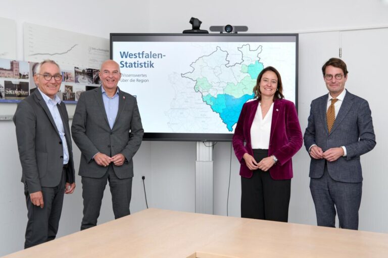 Zum Start des Internetportals trafen sich die drei westfälisch-lippischen Regierungspräsident:innen, Heinrich Böckelühr (Bezirksregierung Arnsberg, links im Bild), Anna Katharina Bölling (Detmold) und Andreas Bothe (Münster, rechts), gemeinsam mit Dr. Georg Lunemann (zweiter von links), dem Direktor des LWL. Fotoquelle: LWL