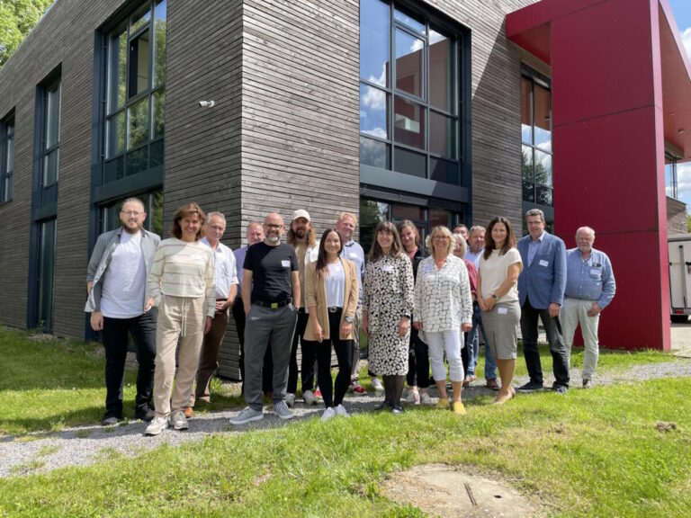 Gemeinsam für eine nachhaltige Zukunft im Kreis Lippe: Das ZuNaLi-Projektteam bei der Auftaktveranstaltung im August im Innovationszentrum Dörentrup. Foto: Kreis Lippe