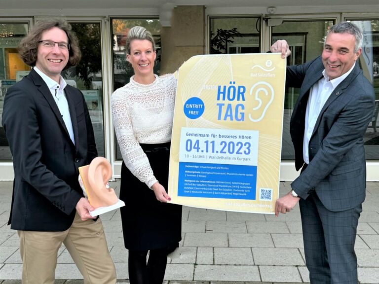 Der „Erste Hörtag“ in Bad Salzuflen ist ein weiterer Baustein für den „Gesundheitscampus“ und zugleich erster Baustein im Gesundheitsnetzwerk: Darauf freuen sich (v.l.): Dr. Sascha Roder, Melanie Koring und Bürgermeister Dirk Tolkemitt. Foto: © Stadt Bad Salzuflen