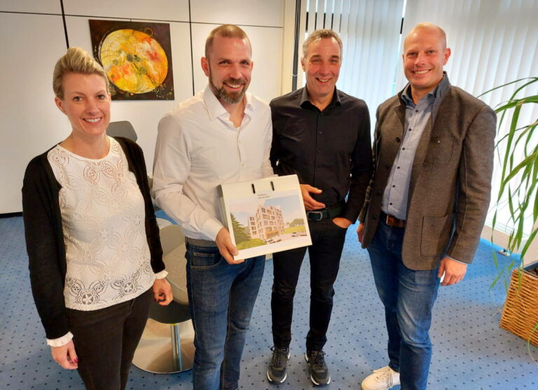 Das „Ärztehaus 4.0“ als erster Meilenstein für den Gesundheitscampus in Bad Salzuflen kann kommen, der Bauantrages für das neue Medizinforum in der Parkstraße wurde eingereicht. Auf die weitere Zusammenarbeit freuen sich (v.l.): Melanie Koring (Erste Beigeordnete und Kämmerin), Mit-Investor Vincent Sander (Geschäftsführender Gesellschafter Sander Immobiliengruppe), Bürgermeister Dirk Tolkemitt und Mit-Investor Kay Grotebrune. Foto: © Stadt Bad Salzuflen