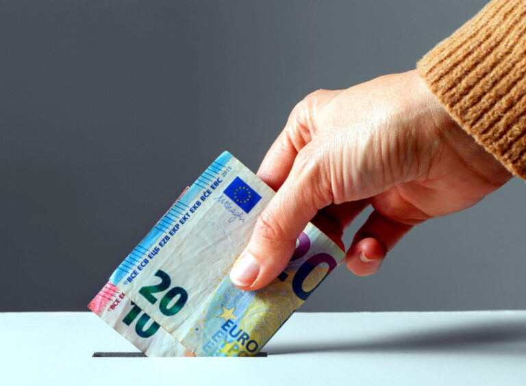 Tipp der Verbraucherzentrale NRW: „Damit die Spende auch richtig ankommt“. Foto: © Verbraucherzentrale NRW"