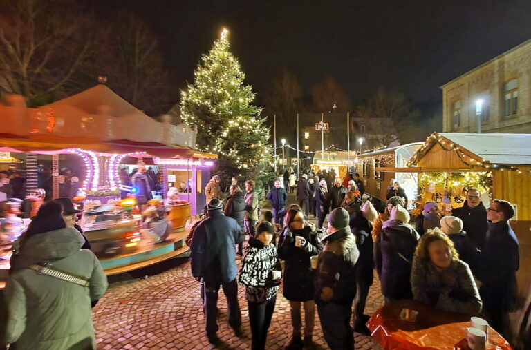 Abendstimmung auf dem Rathausplatz. Fotoquelle: Archiv Verkehrs und Verschönerungsverein / Oerlinghausen Marketing