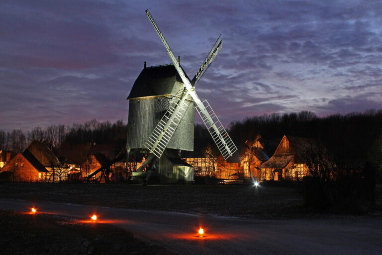 Die Beleuchtung zum Museumsadvent bietet neue Perspektiven auf die historischen Gebäude, wie die Bockwindmühle vor dem Paderborner Dorf.
Foto: LWL/Jähne